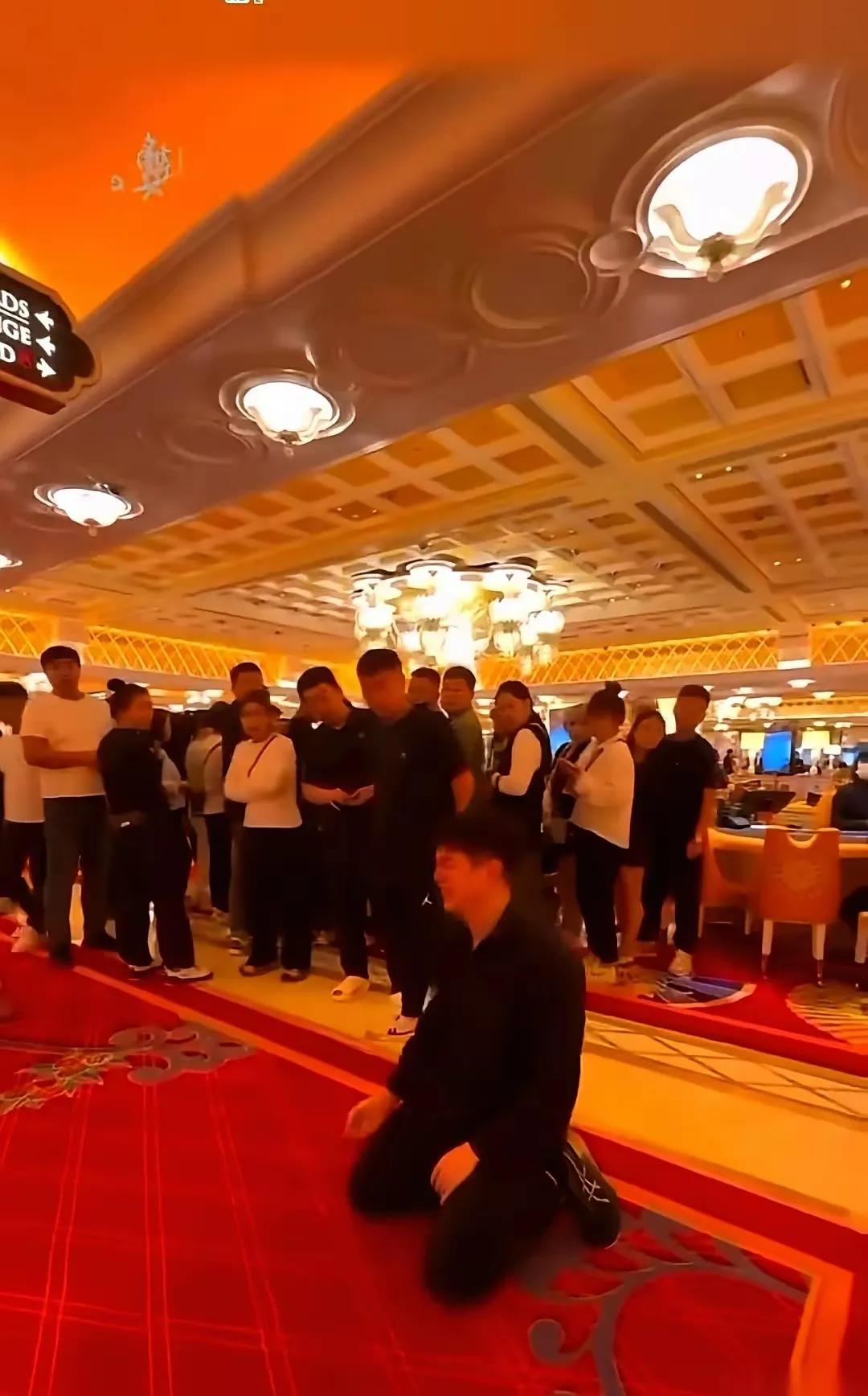 澳门赌场男子输光船票钱当众下跪，尊严碎得比筹码还彻底!
 
一个大男人瘫坐在赌桌