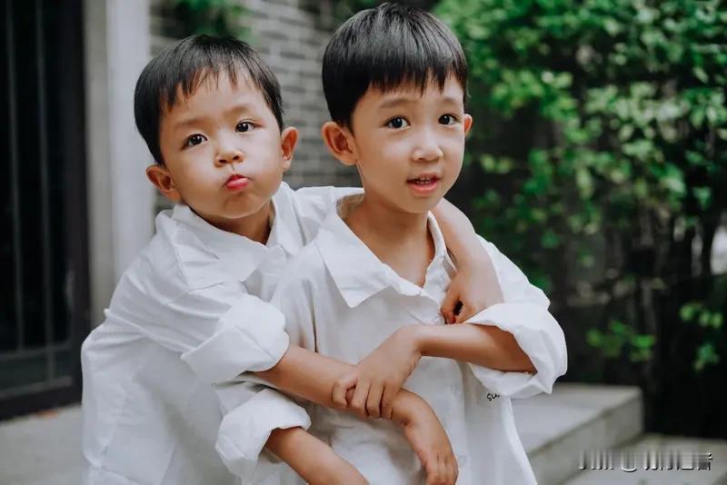 大年初一，广东潮汕的陈先生家热闹非凡。23个外甥外甥女排着队来拜年，四世同堂的欢