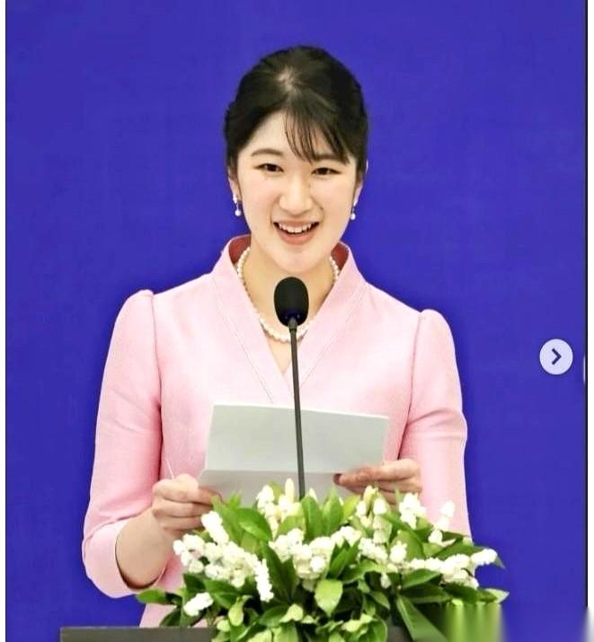 同样是二十四岁，欧洲的比利时大公主正比划着尺寸，准备接班当女王。而镜头一转，日本