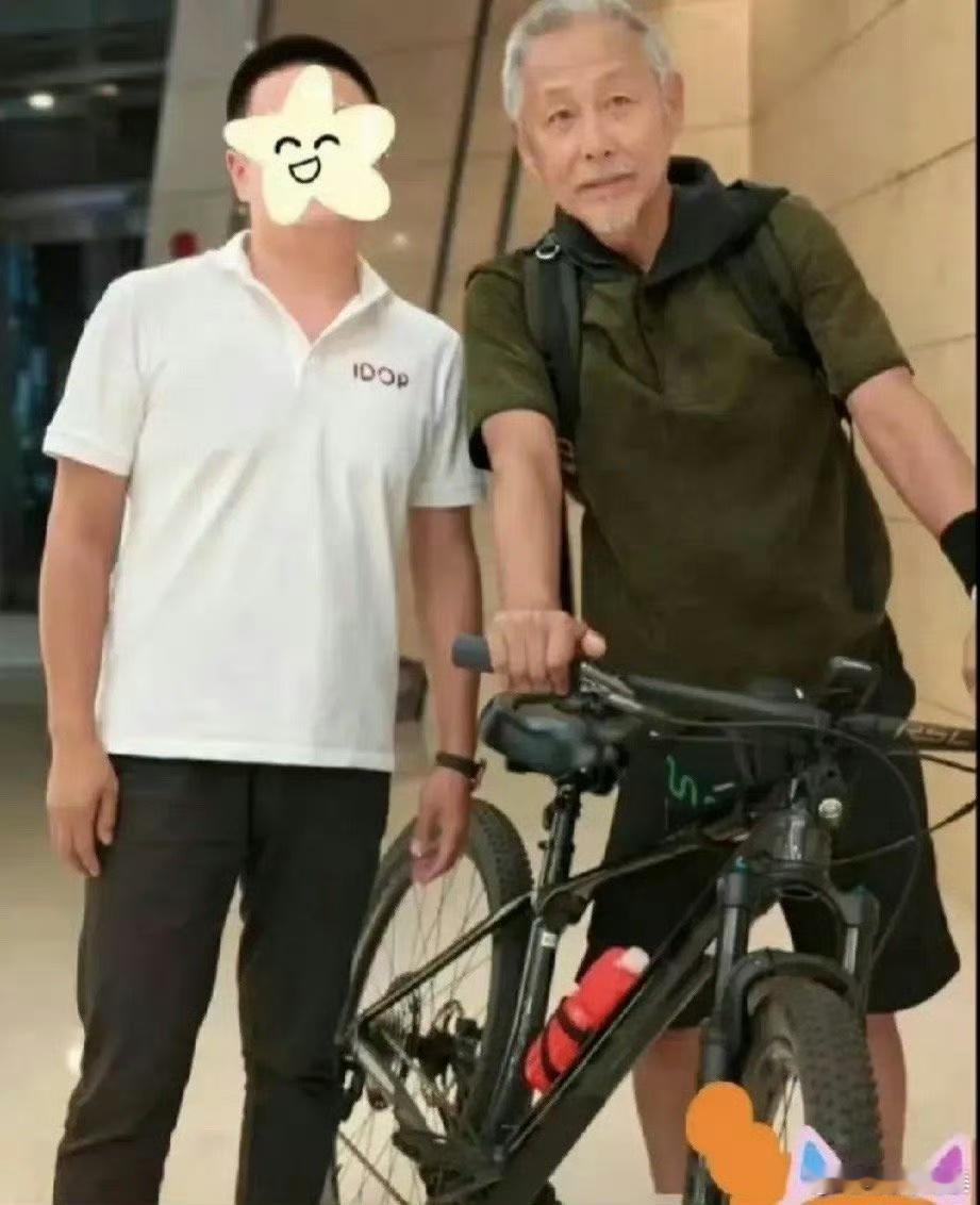 #偶遇陈道明骑车健身##陈道明70岁状态#偶遇陈道明骑车健身，哇塞哇塞 ​​​