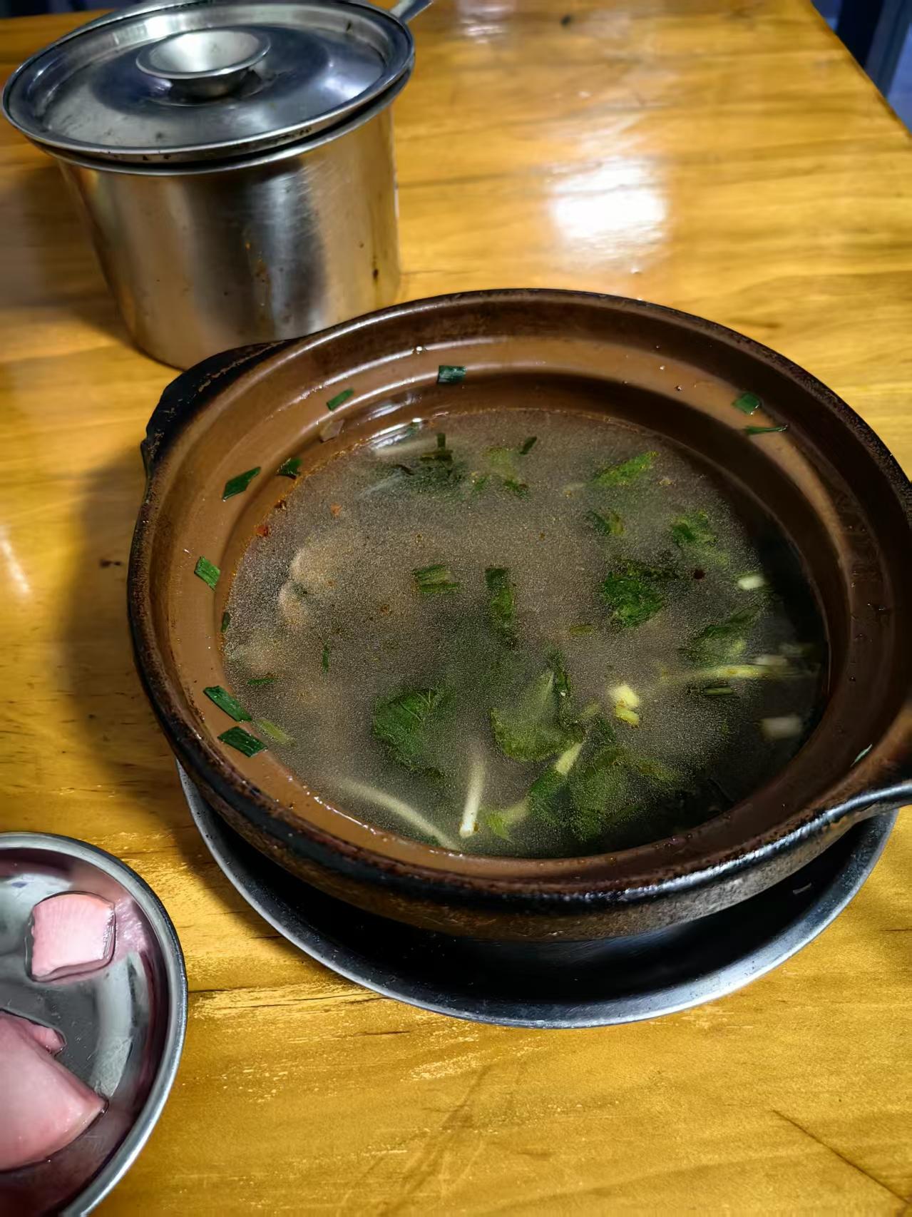 一碗粉里的专业

在小区门口吃了碗眼羊肉粉，走进去就不想吃了，但又想到进都进来了