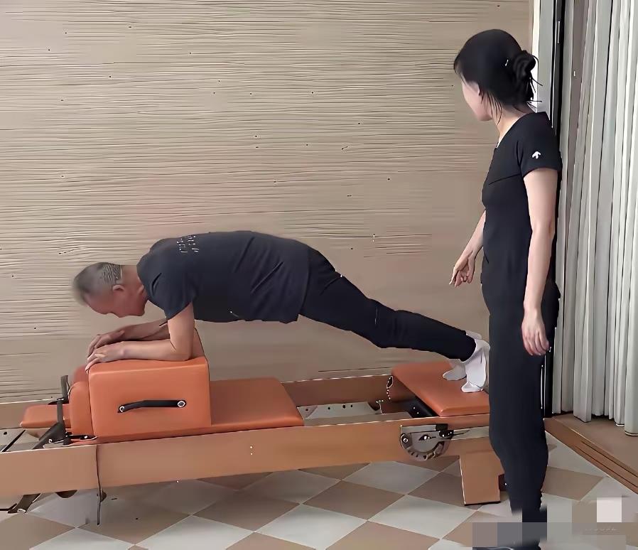 每次刷到田朴珺折腾王石，总有种可怜这70来岁老人的感觉。

田朴珺40出头，正当