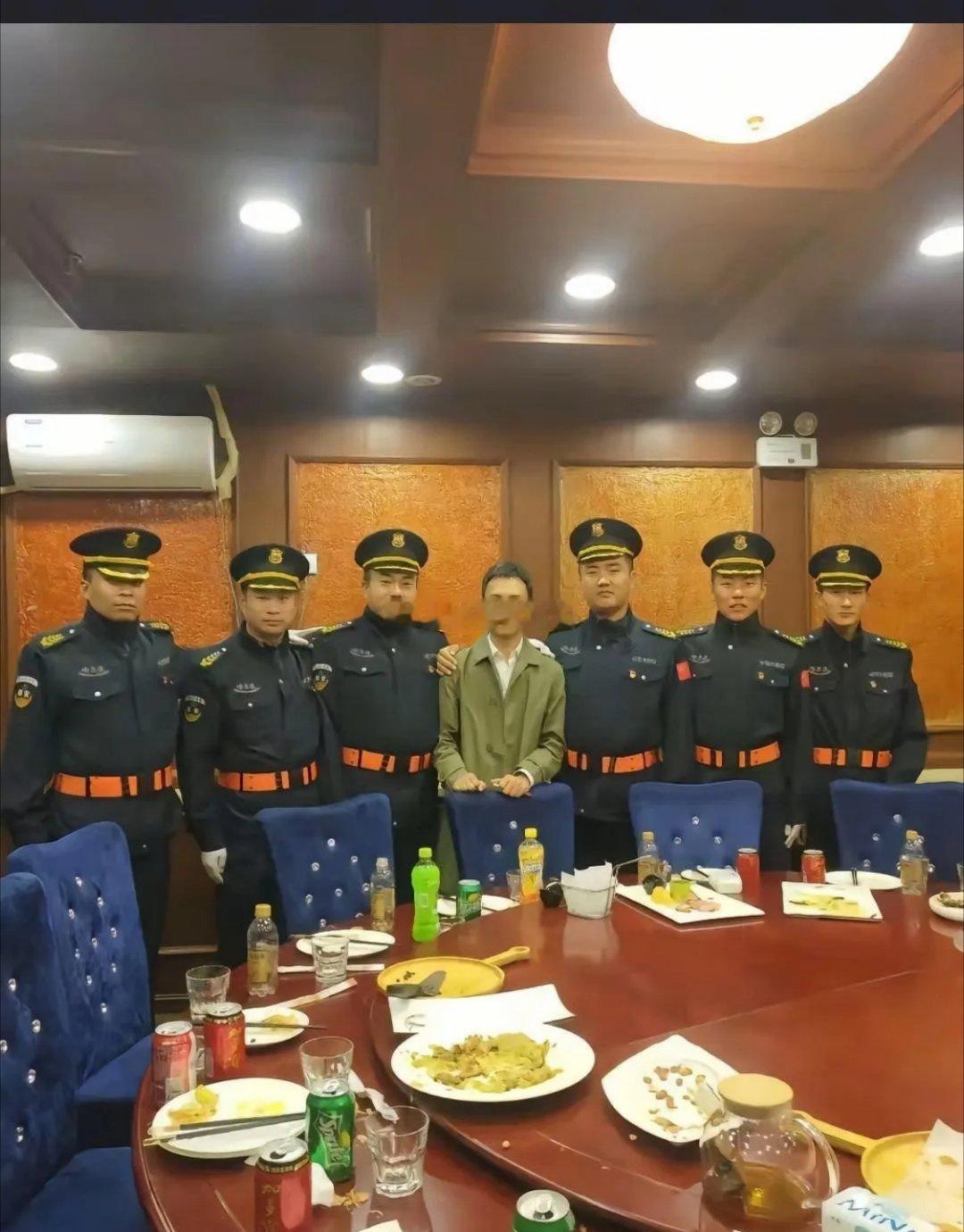 演员张译张译官方身高1.78米，但与几位身着深蓝色制服的保安人员在餐厅内合影时，