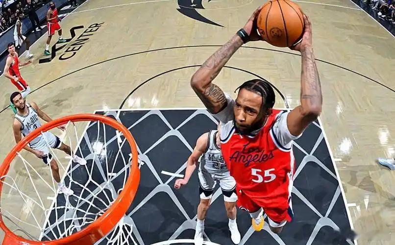 所谓的快船队等待小琼斯回来之后冲击季后赛的说法，仅仅是独行侠一个粉丝量一千的自媒