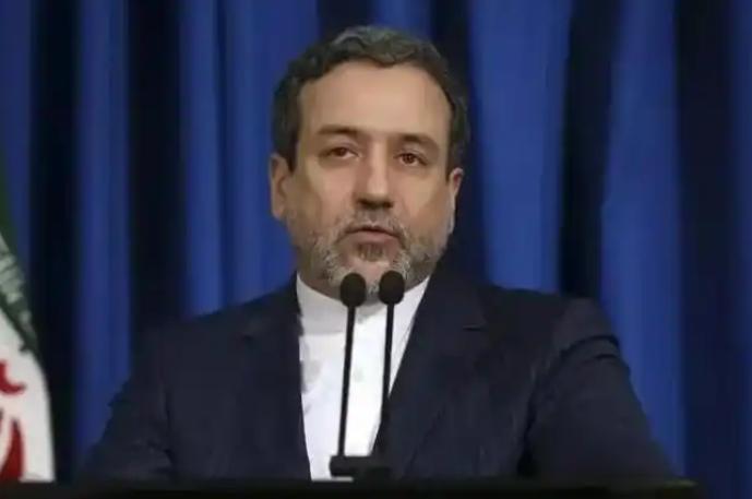 3月1日，伊朗外长阿拉格齐出来“辟谣”和“放狠话”了。面对美以的狂轰滥炸，他淡定