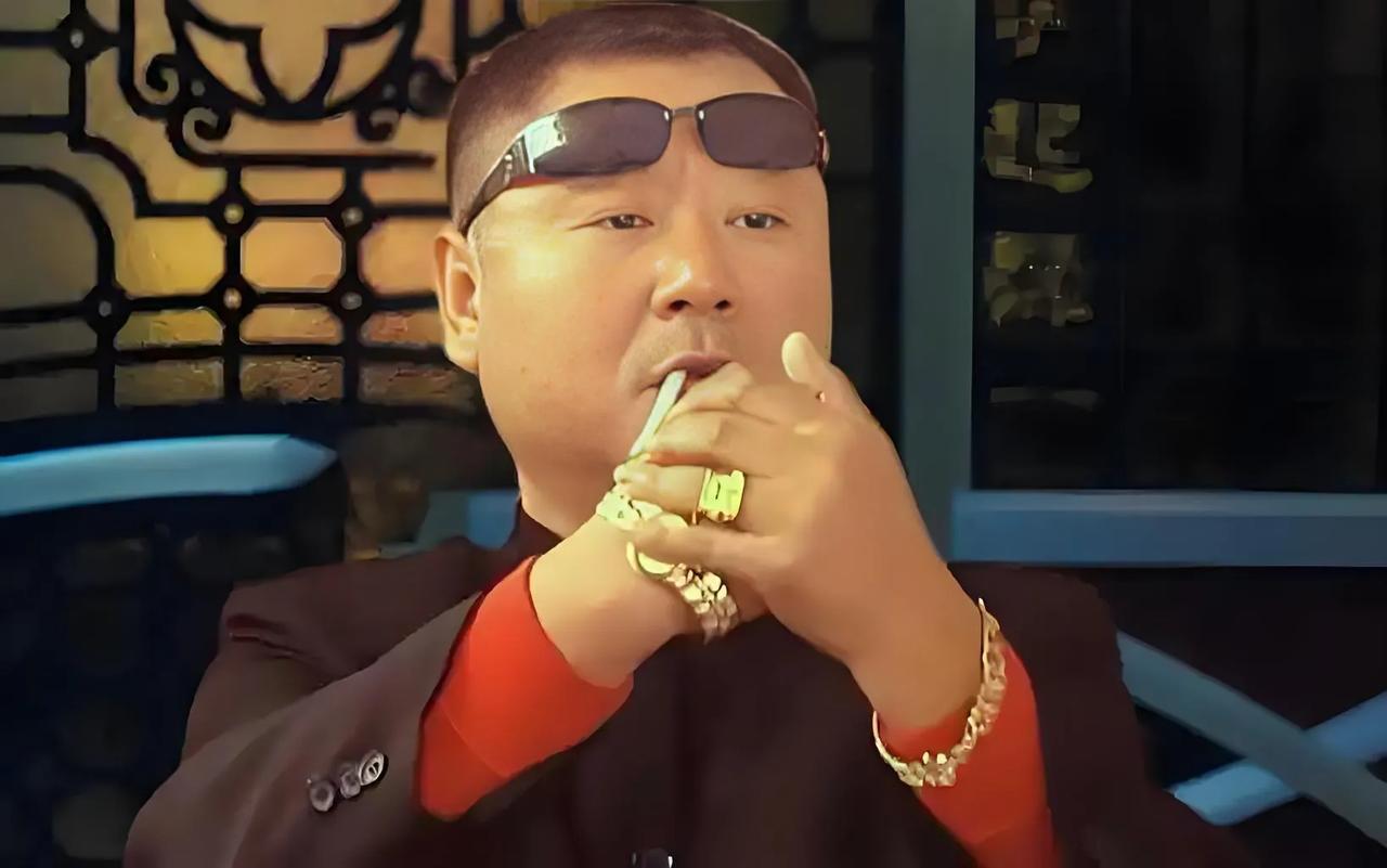 主持人问范伟:“这些年你为什么不上春晚了呢？”范伟说:“不想上了！”主持人不解: