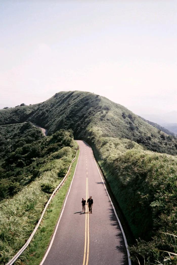 活出意义
人生道路很漫长，
活出真谛意自盈。
工作求精追卓越，
爱心广博润群英。