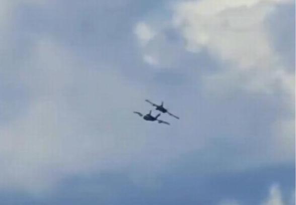 当地时间5月17日，爱达荷州航展上，两架EA-18G“咆哮者”战机正在做编队表演