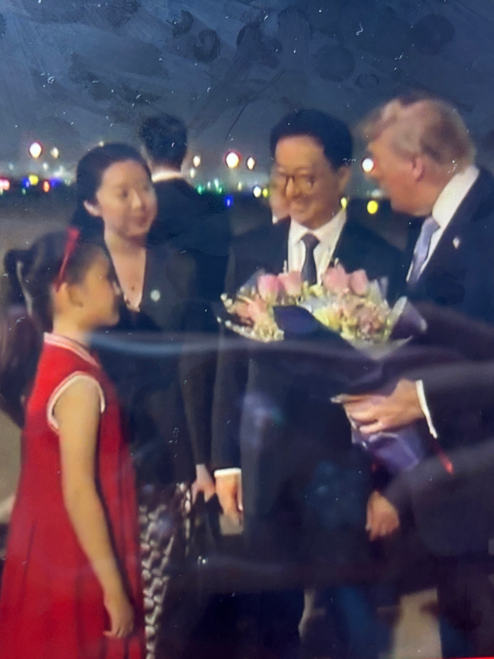 网友识别AI的技术能再差点吗，这个正脸图AI的不能再AI了，长相、发型头型、裙子