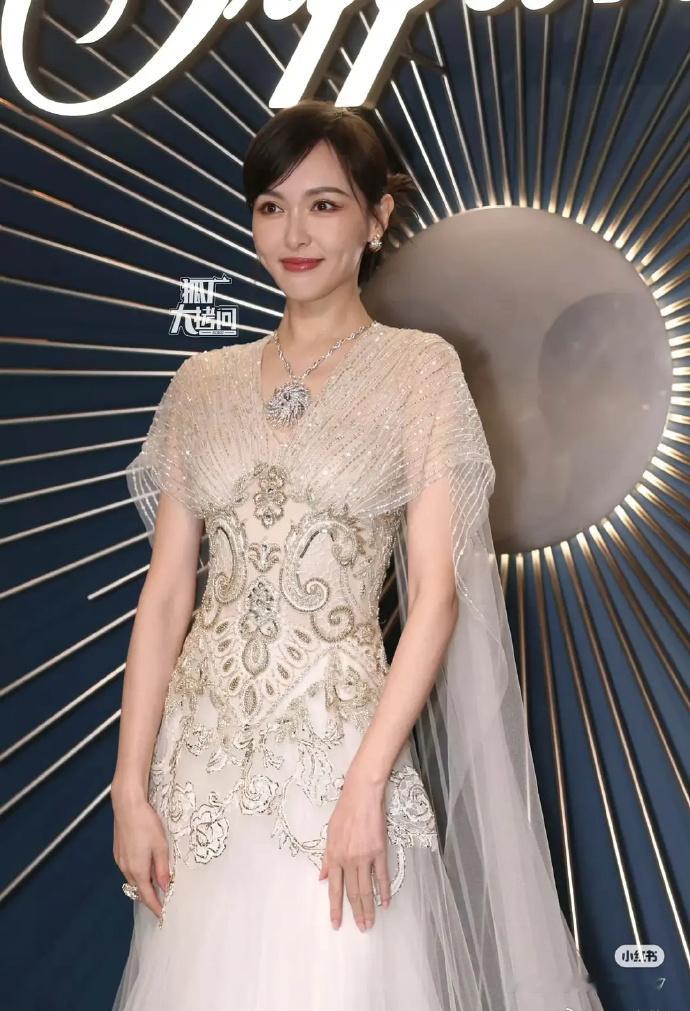 糖果般的笑容，怎也掩饰不住脸上的僵硬。 ​​​