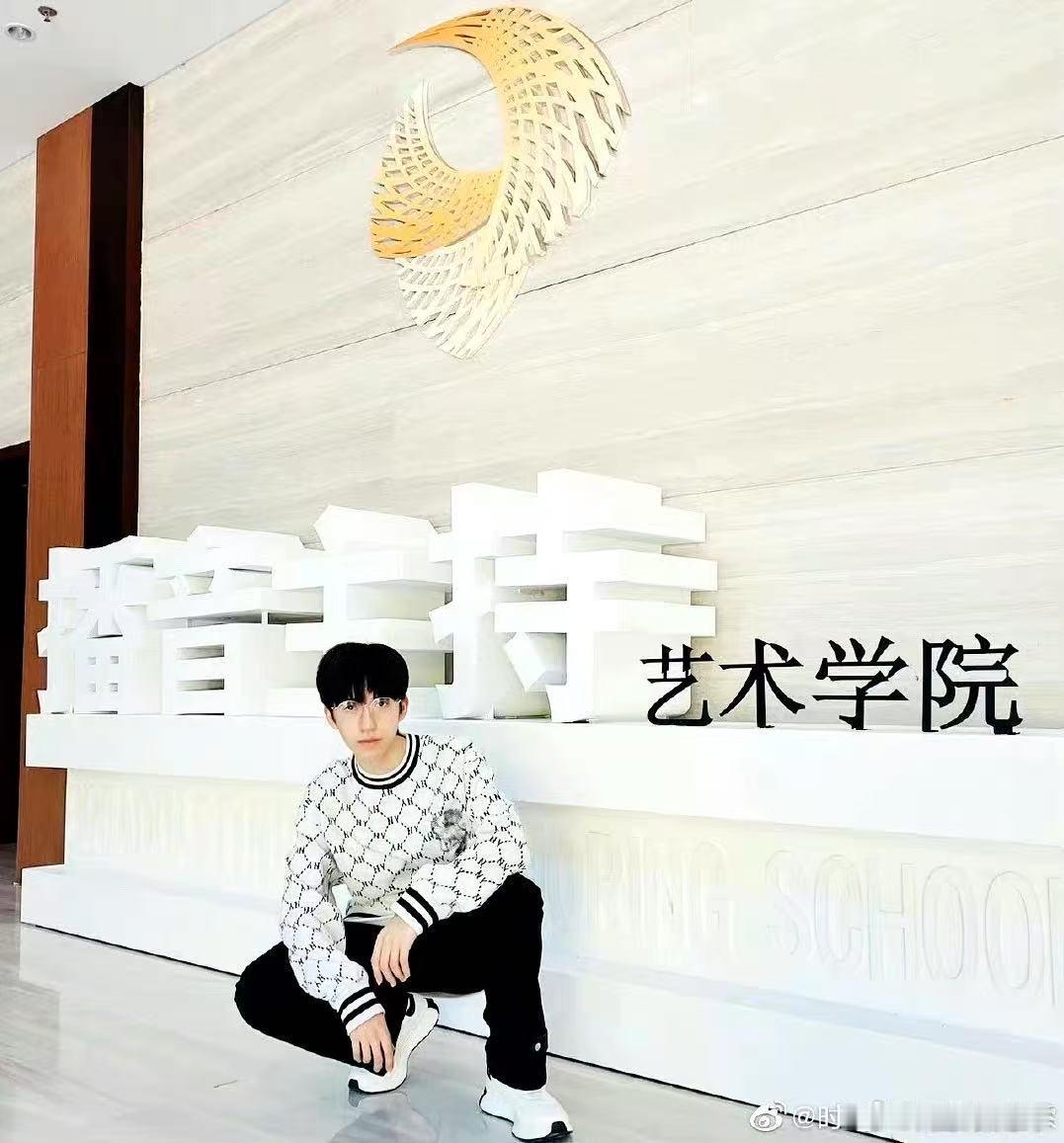 贺峻霖中传毕业照callback贺峻霖晒照真的梦回2022年贺峻霖毕业晒照梦回2