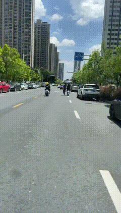 看得出来小伙太爱他的女盆友了，在地上跑着给女友打伞，真是自愧不如啊！但愿他们能白