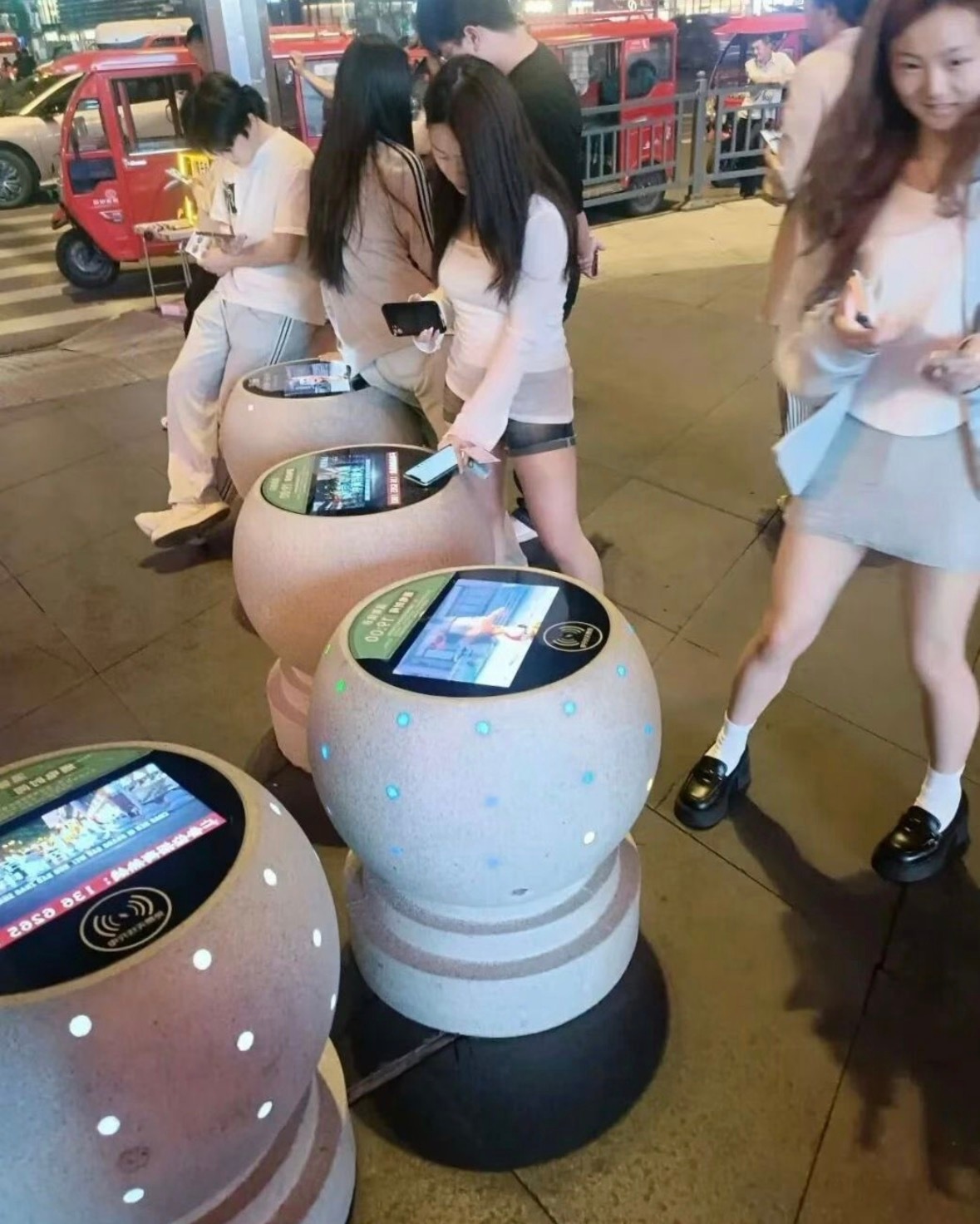 好家伙，到底谁发明的！太阳能石墩 充电器 ​​​