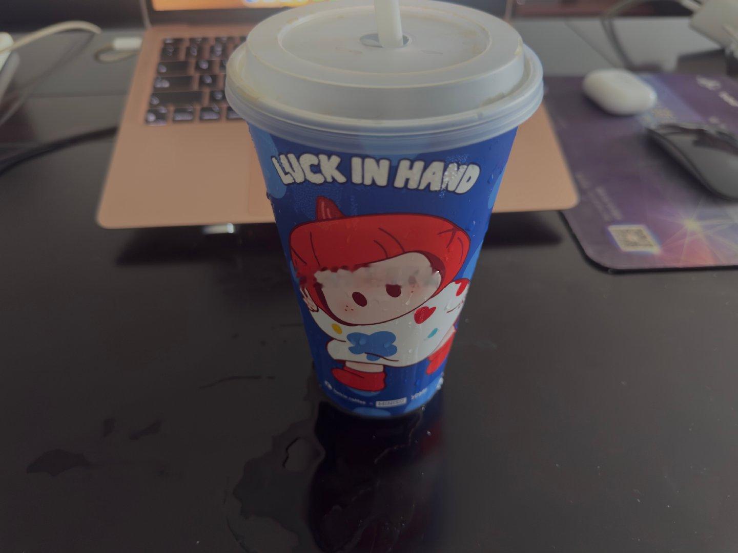 嗯。感谢单位的漂亮少妇送的寡淡的美式咖灰。😄 ​​​