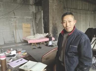住在窑洞里，每天两包烟一斤酒，对着彩票一研究就是10年......这就是四川遂宁
