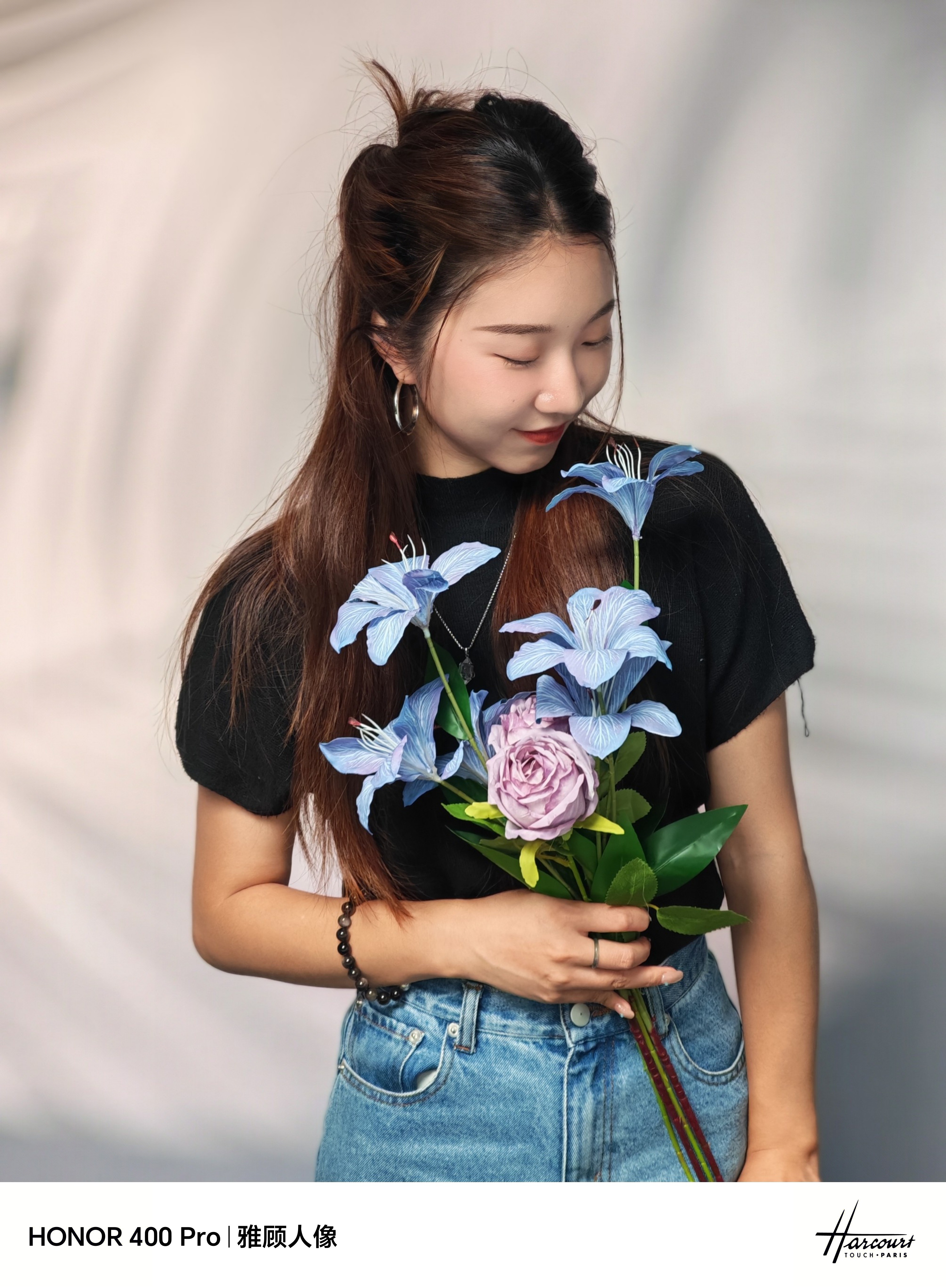 拿起荣耀400 Pro，捕捉你的每一个美丽瞬间。笑容里藏着甜蜜，眼神里藏着幸福，