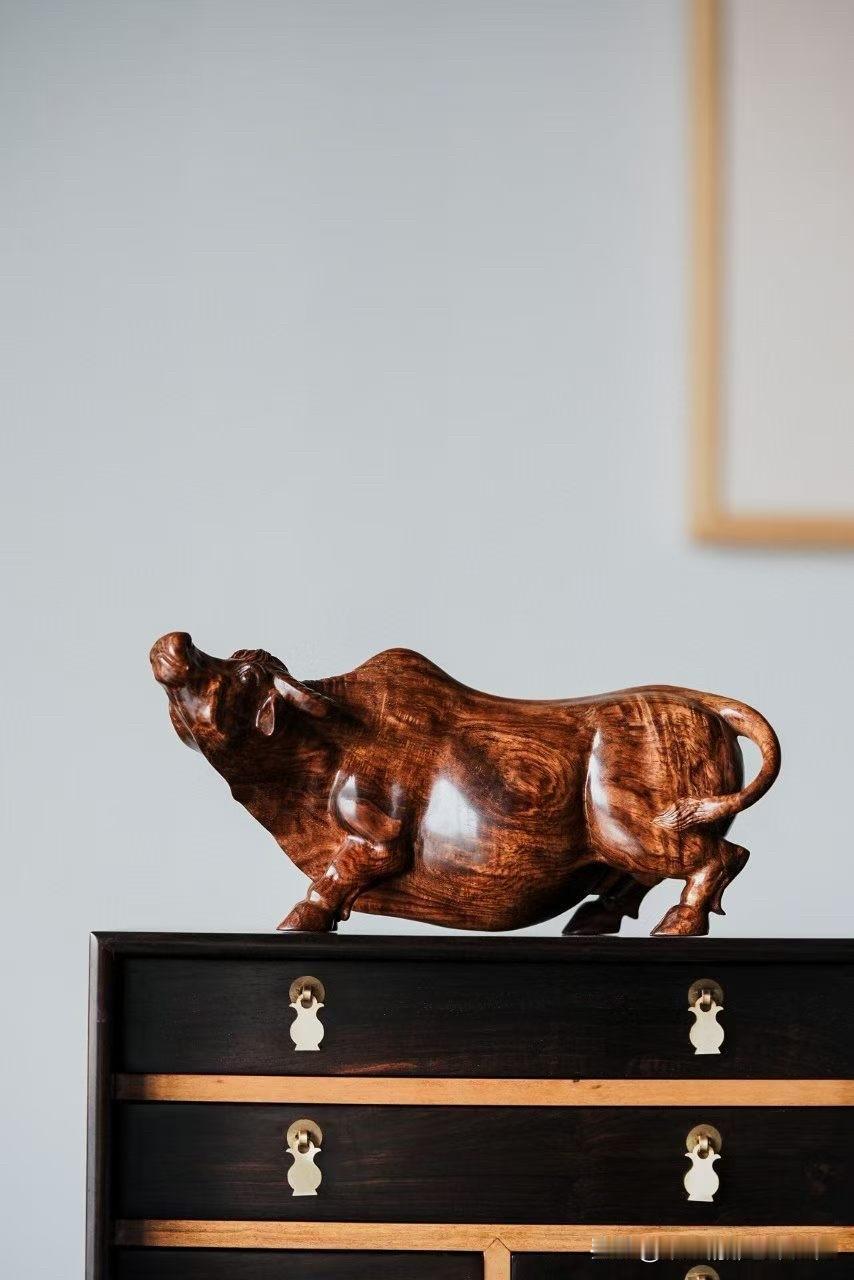 这牛，不只是“形”，更像一股气。

海南黄花梨的纹理在身上缓缓流动，
像田垄里的