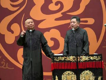 郭德纲于谦五旬老人驯服瑜伽球 郭德纲于谦两位老艺术家真是让人佩服，五旬高龄还挑战