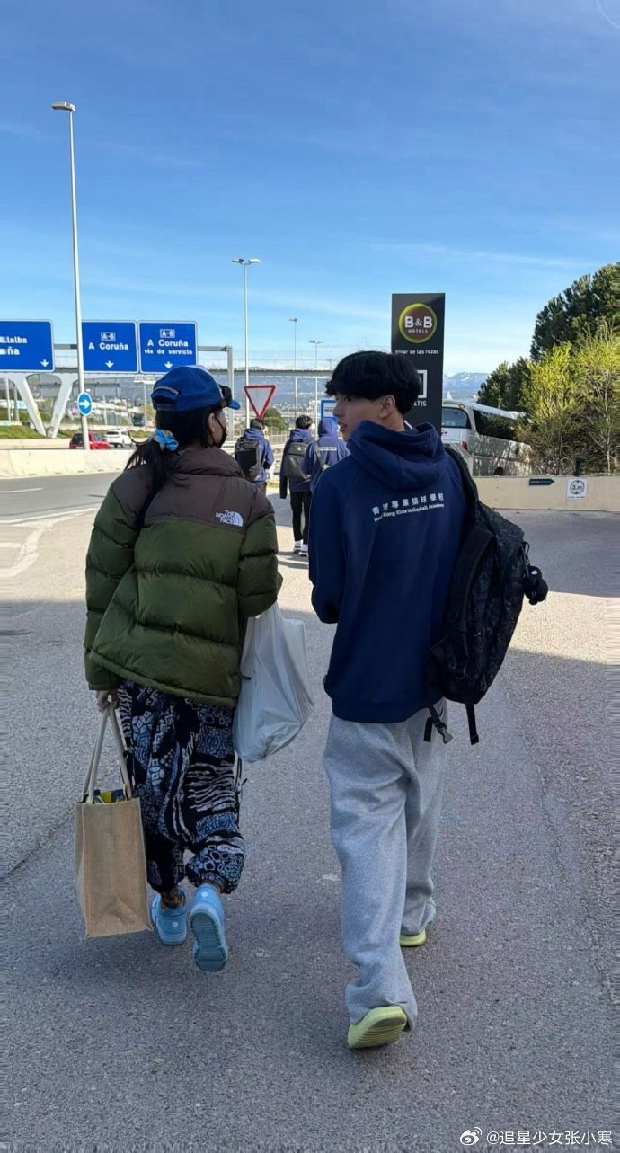 张柏芝三月plog  Quintus跟妈妈的背影合照里，个子都比妈妈高了。以前总