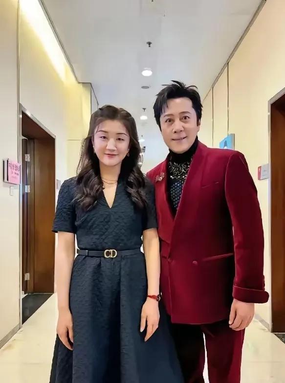 发现蔡国庆对喜爱的明星很崇拜，虽然自己也是明星，但他对崇拜的人仪式感挺强。他和许