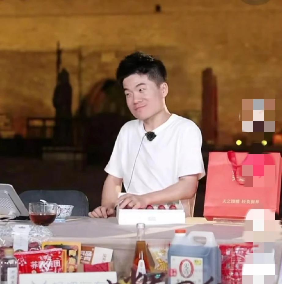 董宇辉：骞，借我200块钱！

马骞：啊？干啥？

董宇辉：你先借我200块，等
