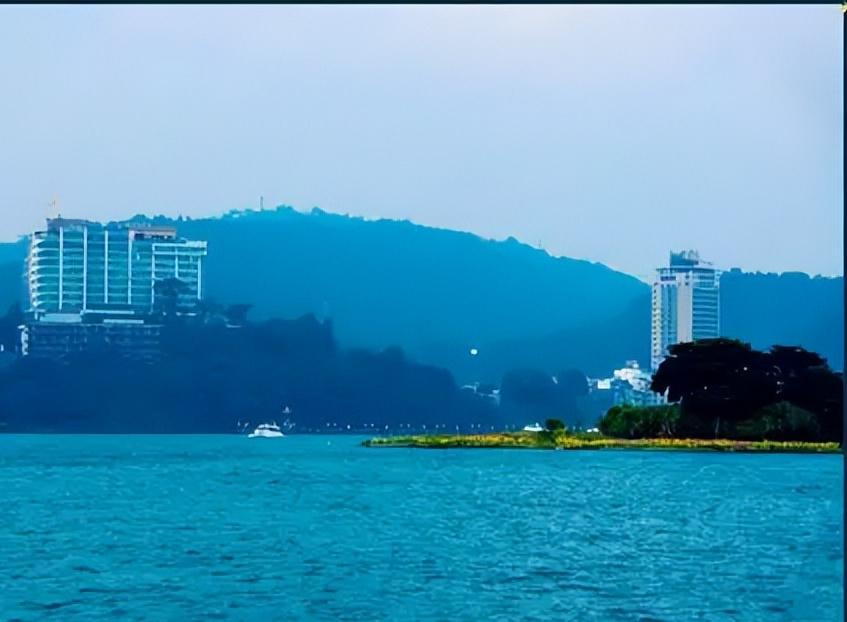 中国找到了解决台湾问题的密钥。中国大陆收复台湾时，美国是一定会进行武力干预的，甭