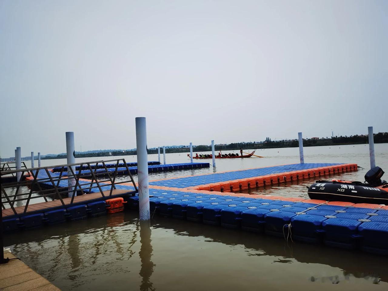 夏日美景随拍汨罗江龙舟竞渡中心今天没有赛事，但游客还是不少。为了不扫游客兴，江上