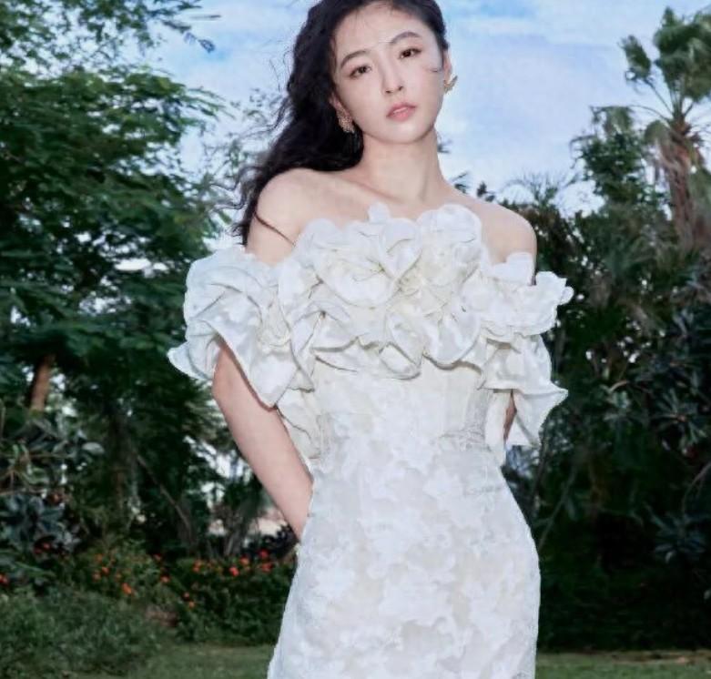 演员吴倩首次正面回应“复婚”传闻：没有复婚，表示不会因自私让孩子跟父亲断联。
 