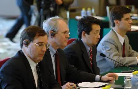 美国认为只要我不降息，中国就要爆雷了。中国觉得只要我忍一忍，美国就该降息了。那么