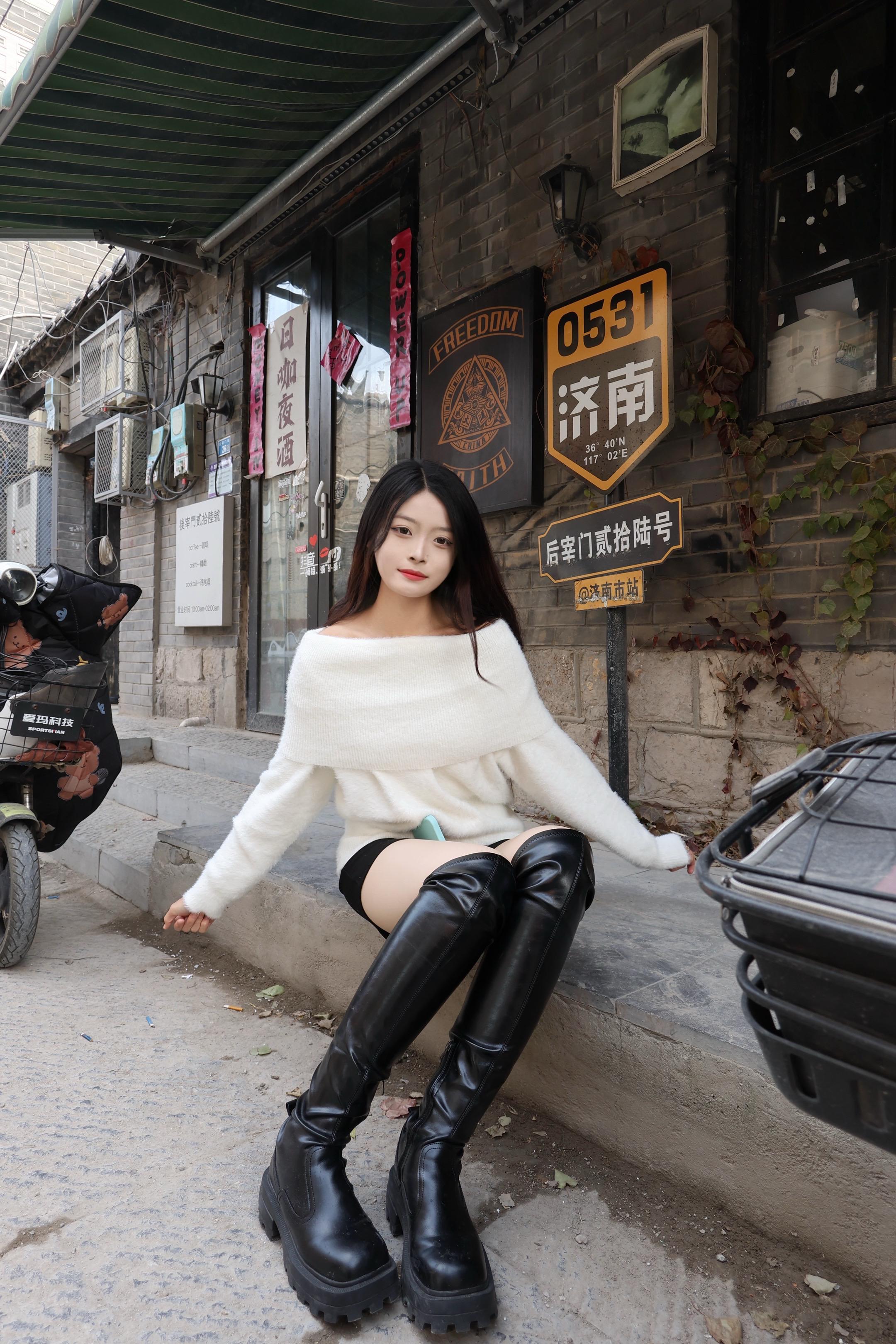 我可以一直吃同样的饭 反复听同样的歌 我不喜欢新鲜感 我想要安稳的一切