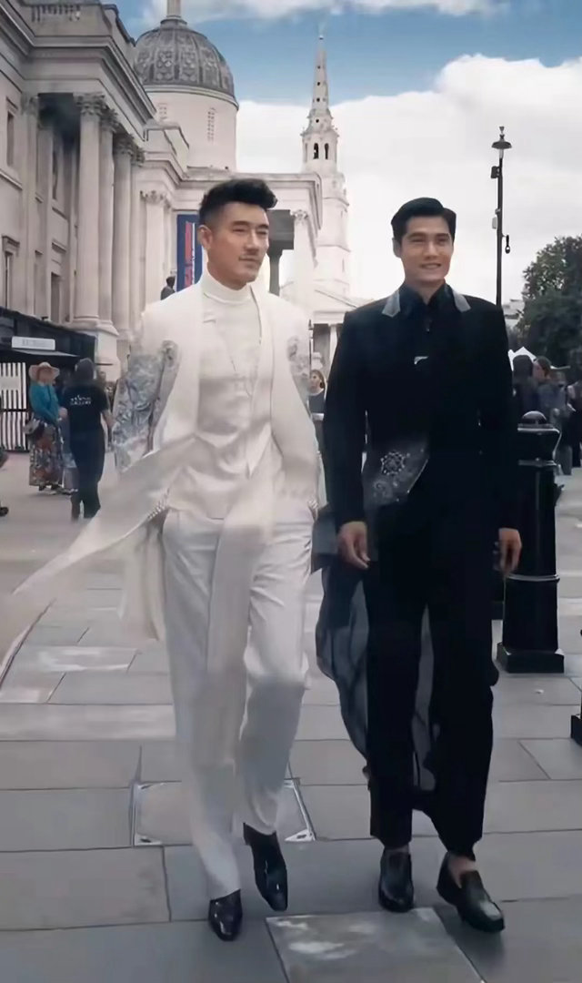 胡兵和郝允祥在伦敦街头，衣袂飘飘，胡兵生于1971年，是中国初代超模、演员，是全