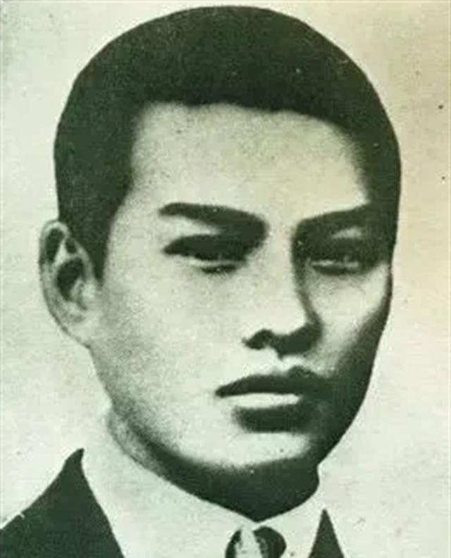 1931年，一地下党在送情报途中，突然被一个特务拦住，特务狞笑着要搜他的身。眼看