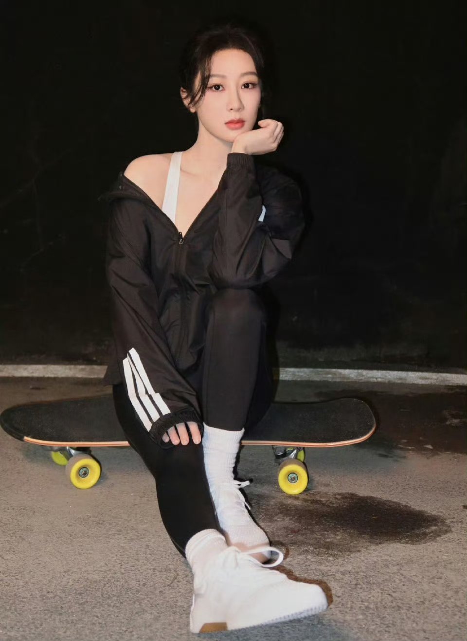 杨紫这是素在？ 穿运动装为啥要露肩膀 ？