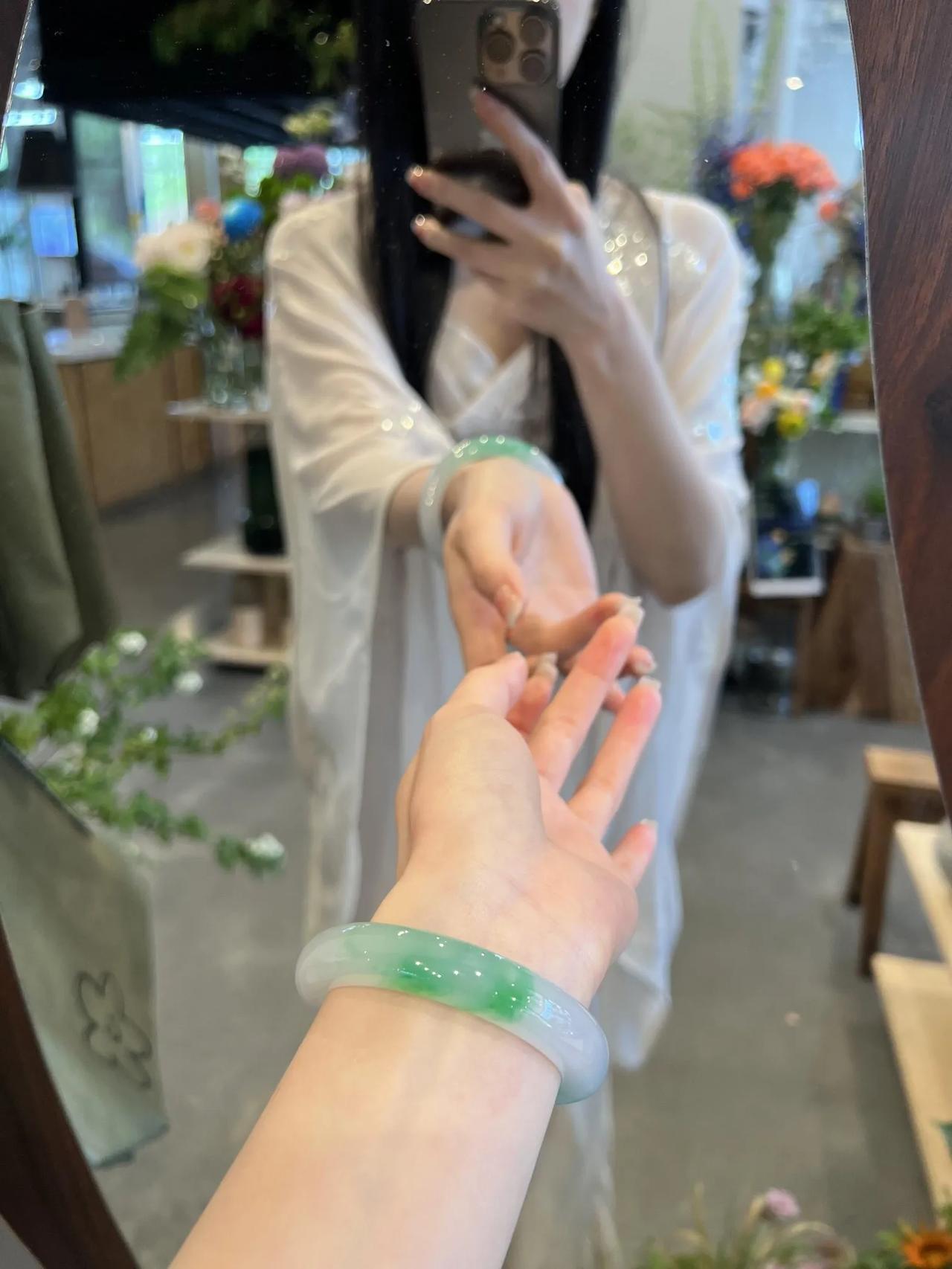 翡翠手镯真是只有绿的才是好的吗?
“翡翠不就图个绿？”——这话要是被行家听见，能