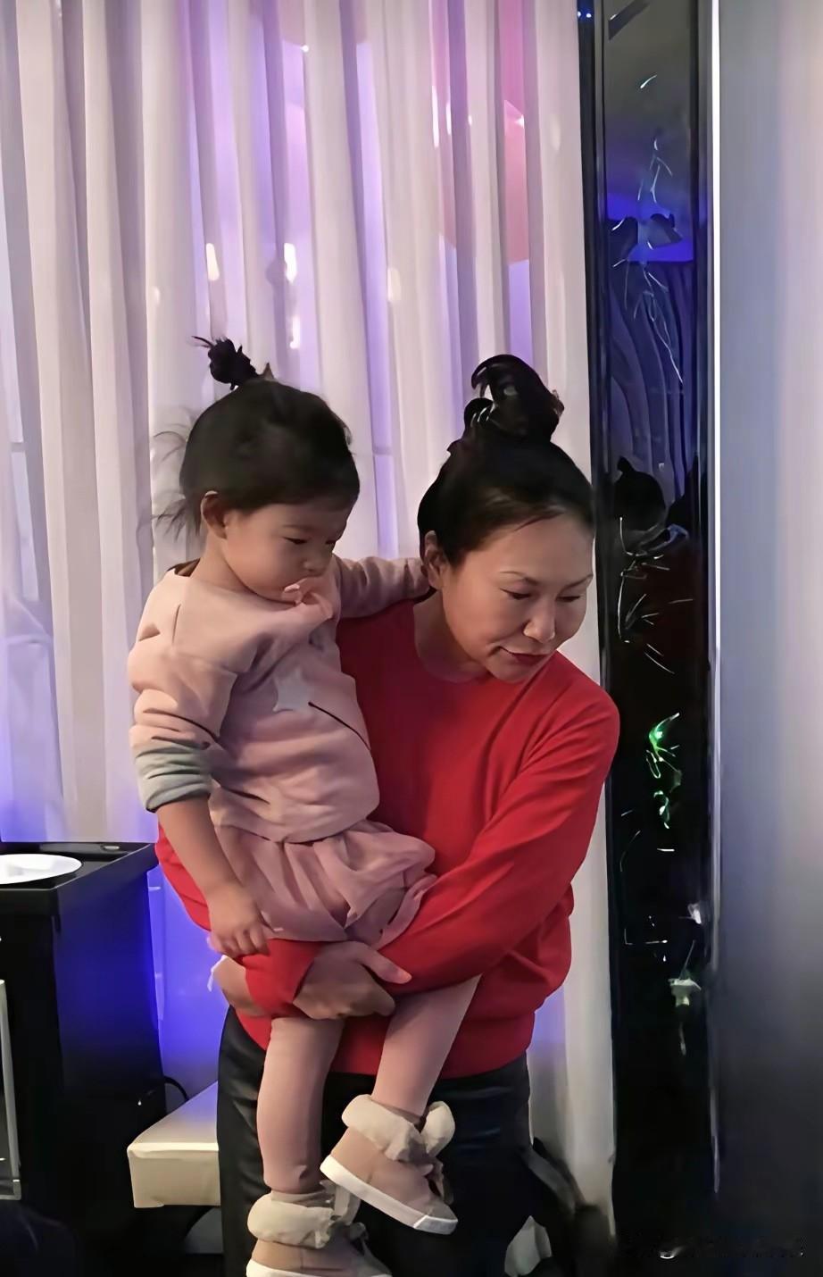 玥儿是跟着妈妈外婆长大的，徐家很热闹是一个大家庭每次逢年过节，玥儿都是被抱在手上