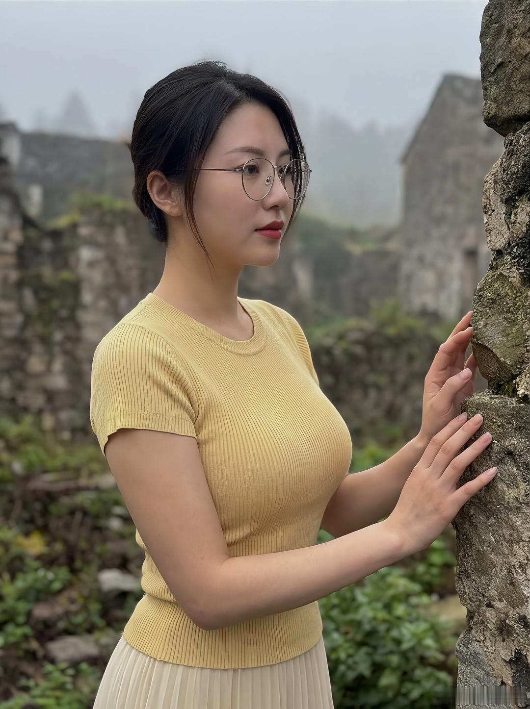 雾气缭绕的石墙，仿佛穿越了时空。  遇见最真实的自己。 