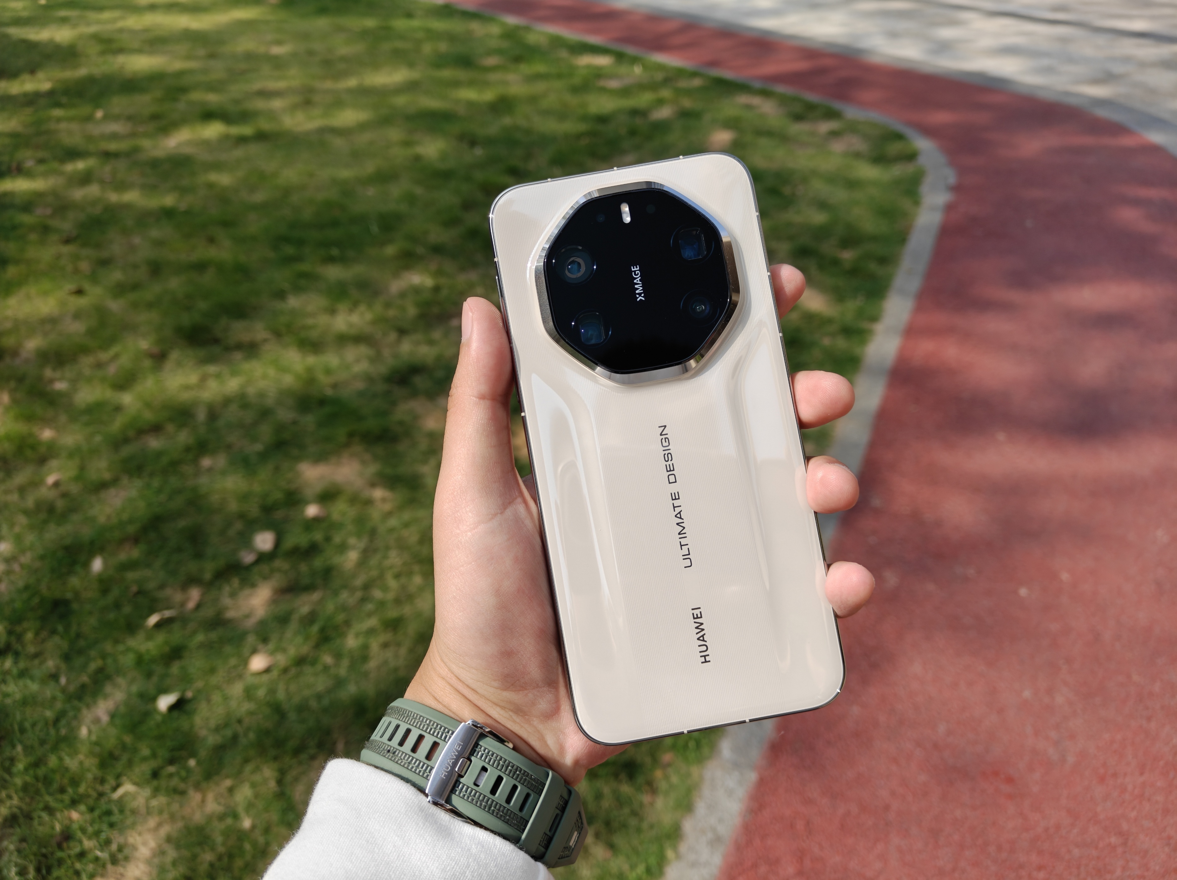 华为Mate80销量国产第一Mate80系列属于是这两年华为Mate系列的巅峰之