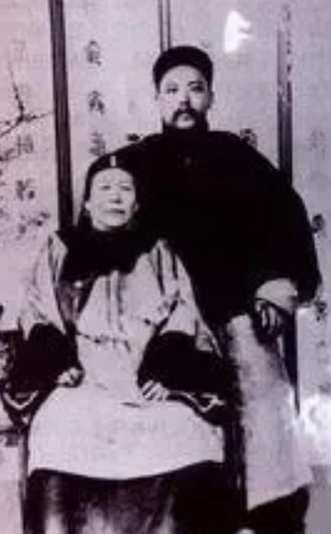 1901年，直隶总督袁世凯母亲去世，他回乡葬母。哪料，袁家族长袁世敦却厌恶的说：