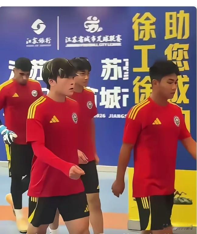 中国齐达内老二吕孟洋苏超首秀，表现抢眼，率领徐州队1:0战胜南京队。
苏超的一场