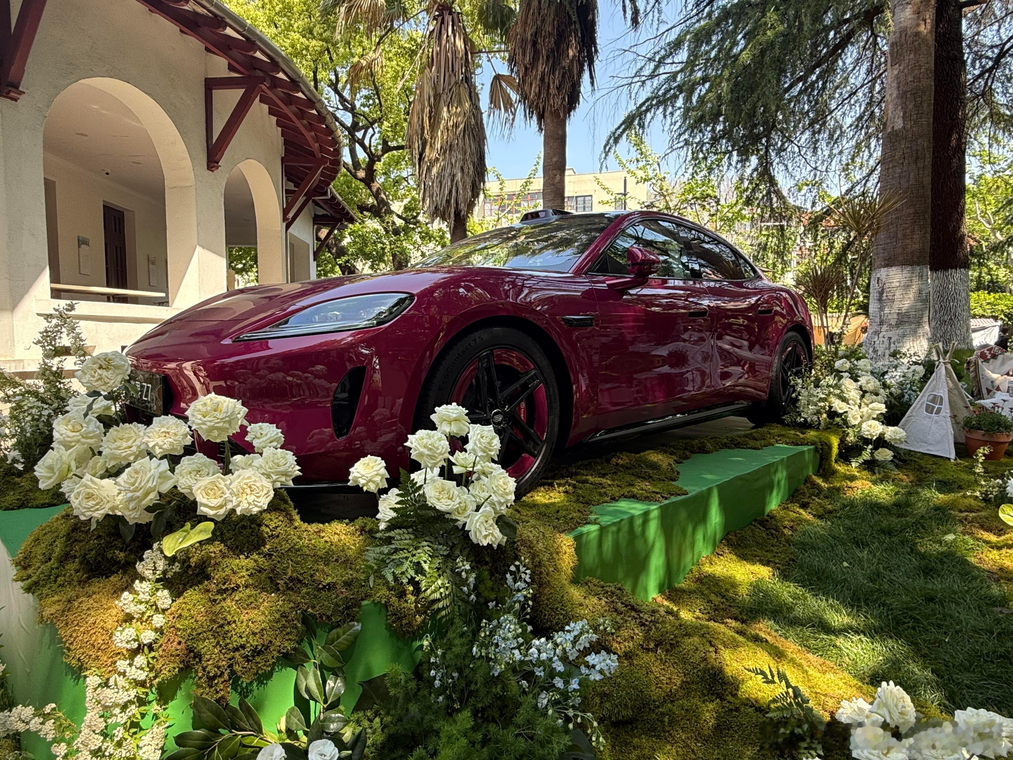 肖战现身北京车展为尚界Z7助阵，自带气场又很亲和，不设限的精神太戳人，车和人都让