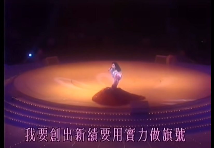 大决战追完了太累了，在B站上听歌，给我推荐了小凤姐的每一步。我必须承认，小时侯听