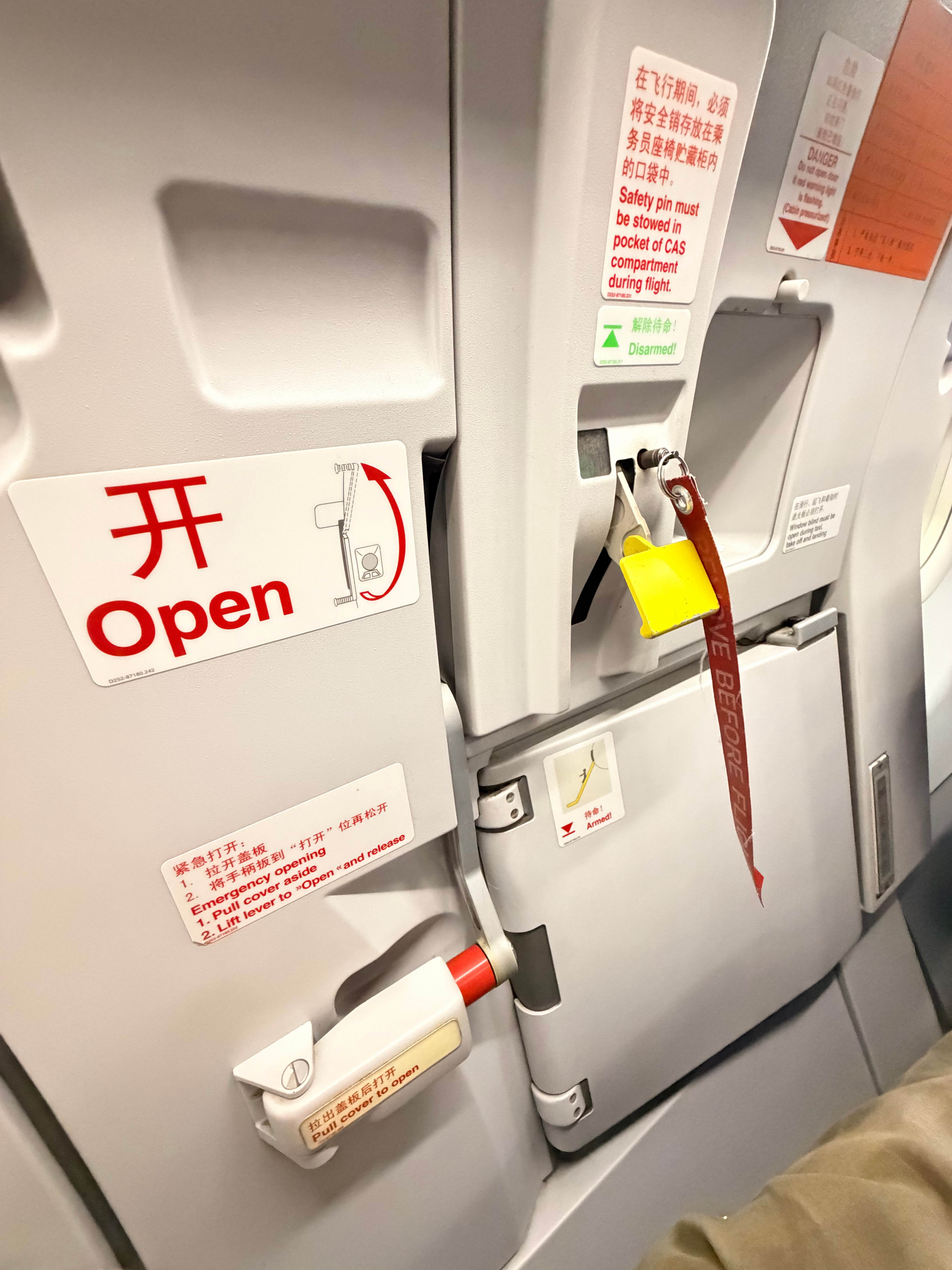 延续了将近5个小时，终于登机了每选到第一排，选到了安全出口的位置，但是貌似没有靠