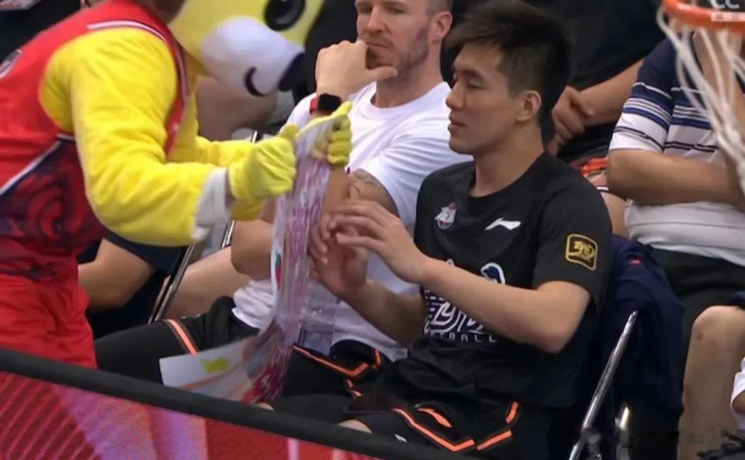 龙狮吉祥物给艾伦送过来了一个礼物
估计是球迷给做的
艾伦拿到后和球迷挥手致意
#