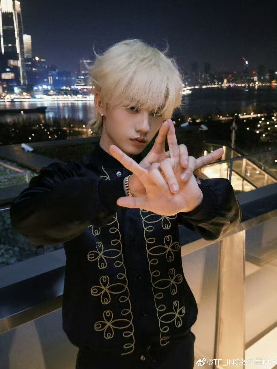 张子墨enjoytonight张子墨享受今晚 享受今晚🥂小王子下班 