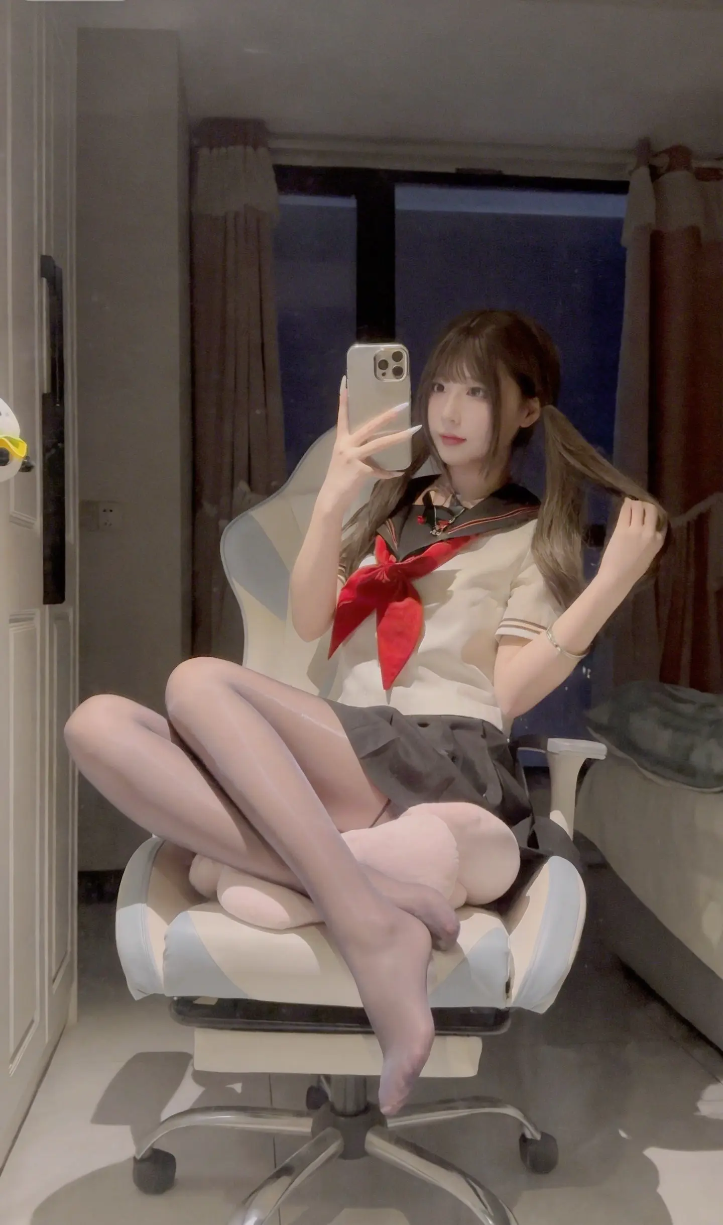 深夜的房间里，JK裙是藏不住的少女心，电竞椅是独属于我的小天地🌙 长...