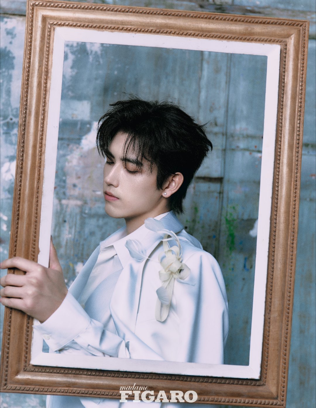 陈飞宇生日封面《费加罗》四月刊，简约格调勾勒棱角轮廓，以自在姿态诠释成长魅力。陈