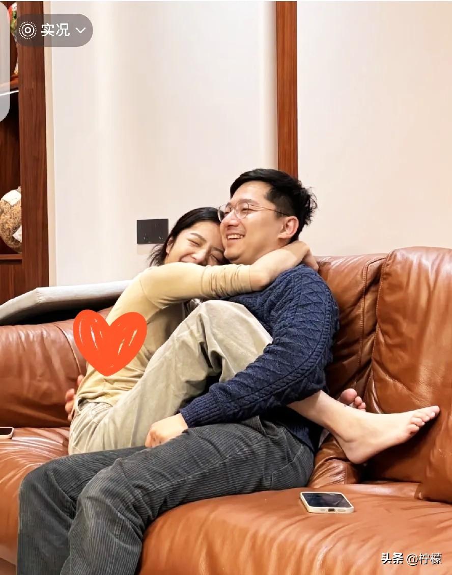 辽宁一对新人去领证，
没想到结婚证编号太巧了。
新郎是消防员，证尾号119，新娘