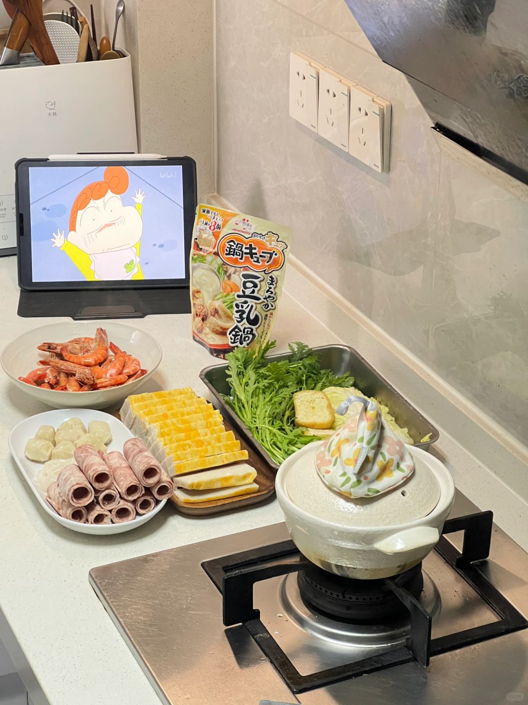 冬天就是要在家吃热乎乎的豆乳火锅！🍲