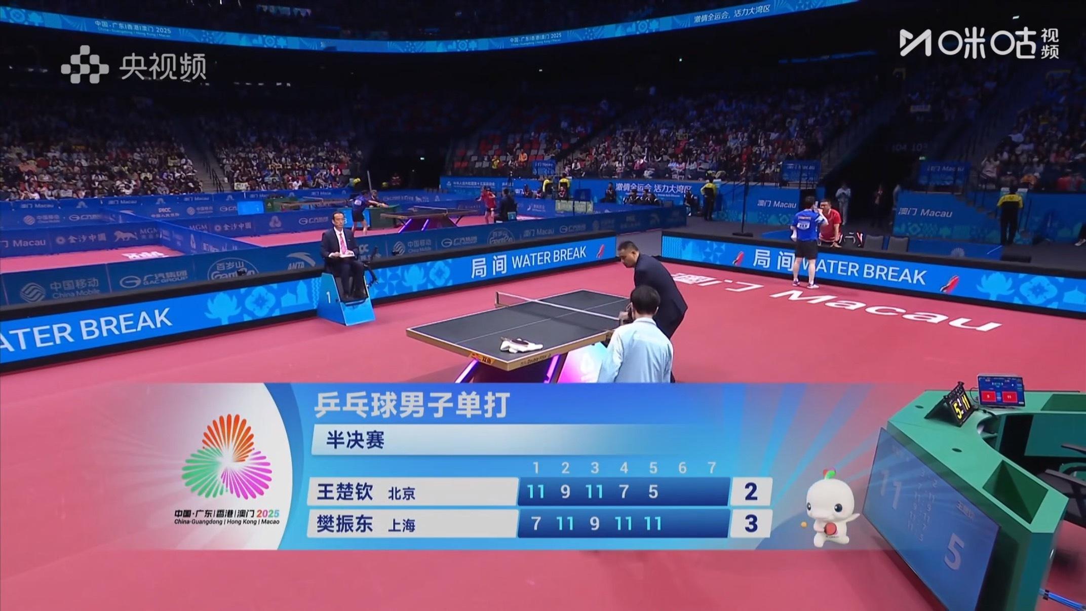 第五局，关键局，能看的出来，樊振东彻底放开了，也开始喊起来了。反手拧旋转和力度都