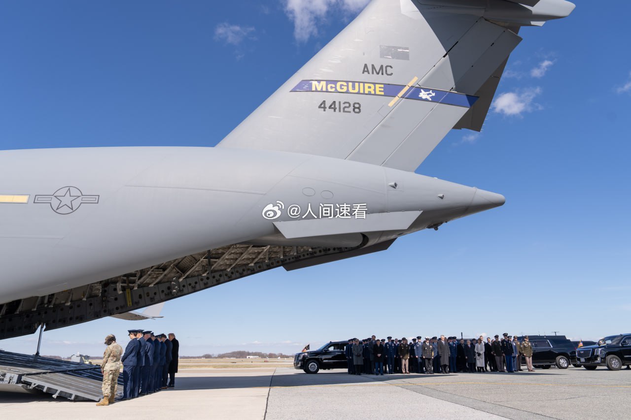 特朗普赴多佛空军基地迎接阵亡美军特朗普参加了在伊拉克发生的KC-135加油机坠毁